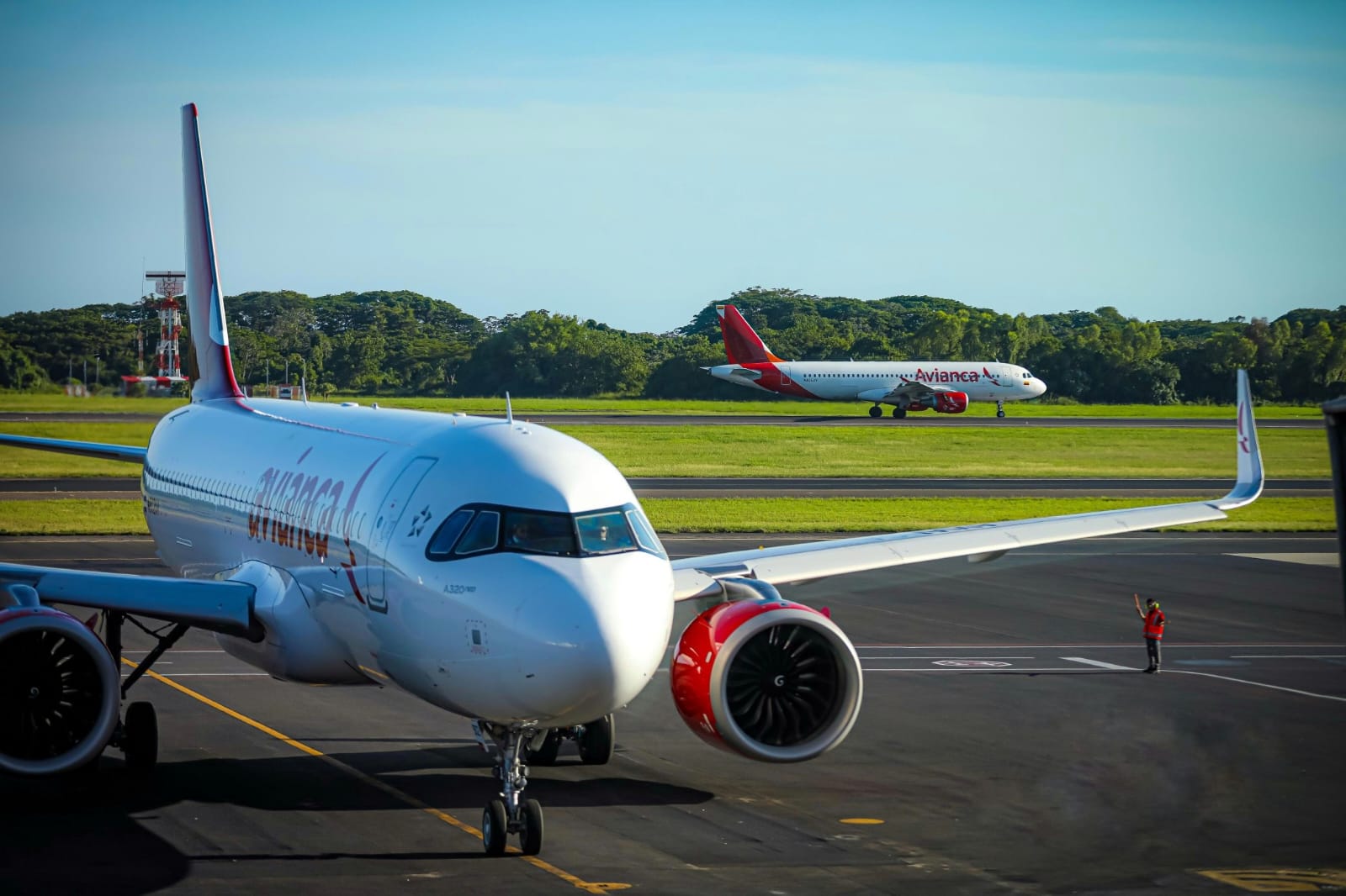 el-salvador-inaugura-nueva-ruta-aerea-directa-de-avianca-entre-medellin-y-san-salvador